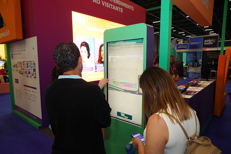 Central de Atendimento ao Visitante e Mapa Interativo auxiliam na localização durante a Feira do Empreendedor Evento tem ação itinerante com 12 pessoas rodando a FE25 com tablets para ajudar público